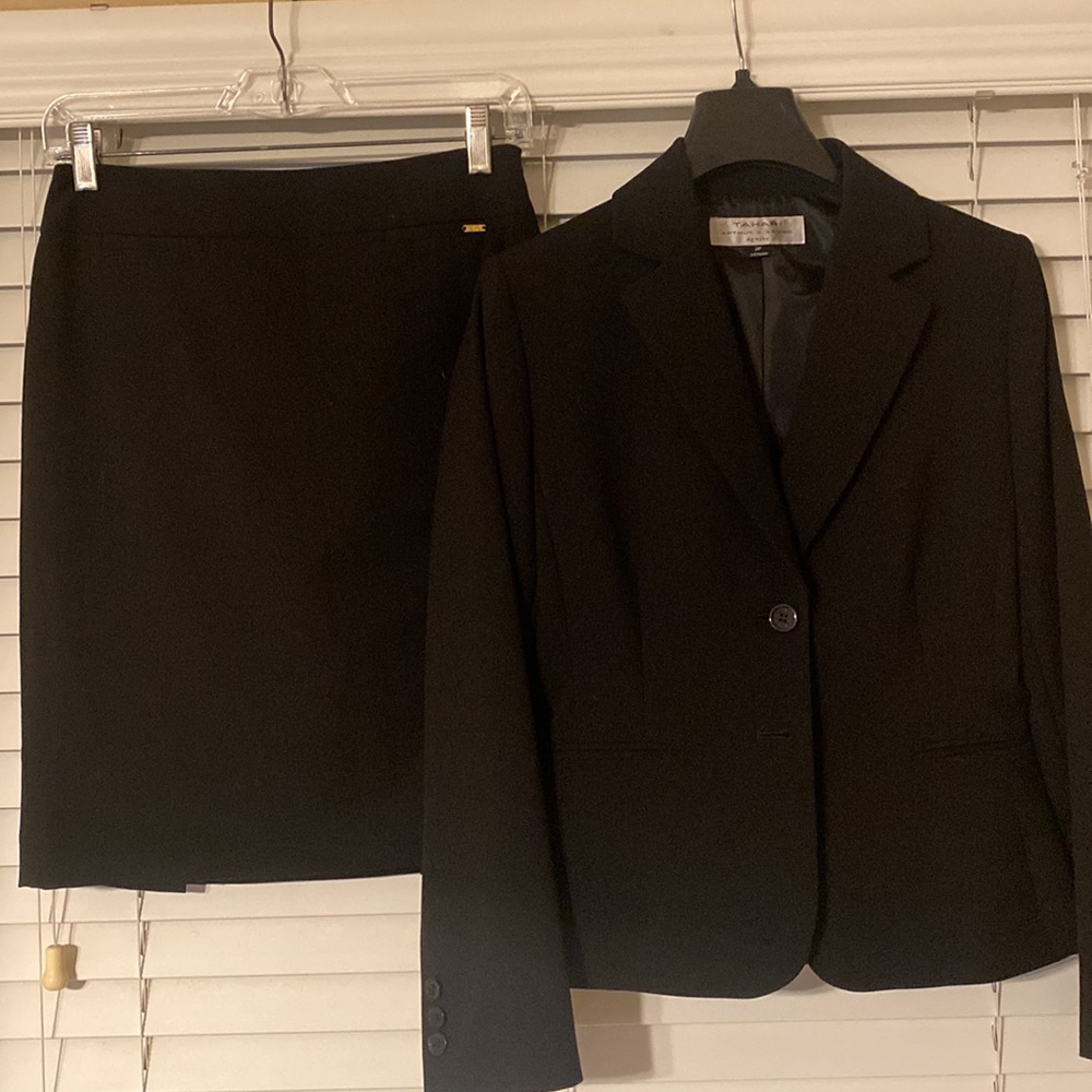 Tahari Levine Suit 2P